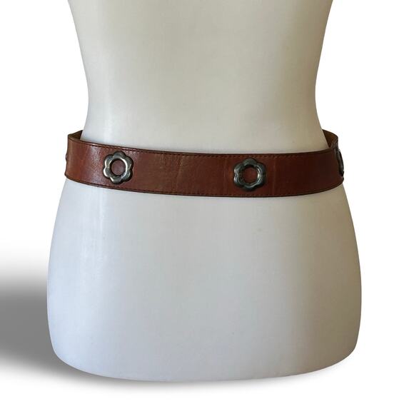 Vintage 70s Floral Pewter Buckle Brown Leather Belt Flower Accent Boho Medium main image 5